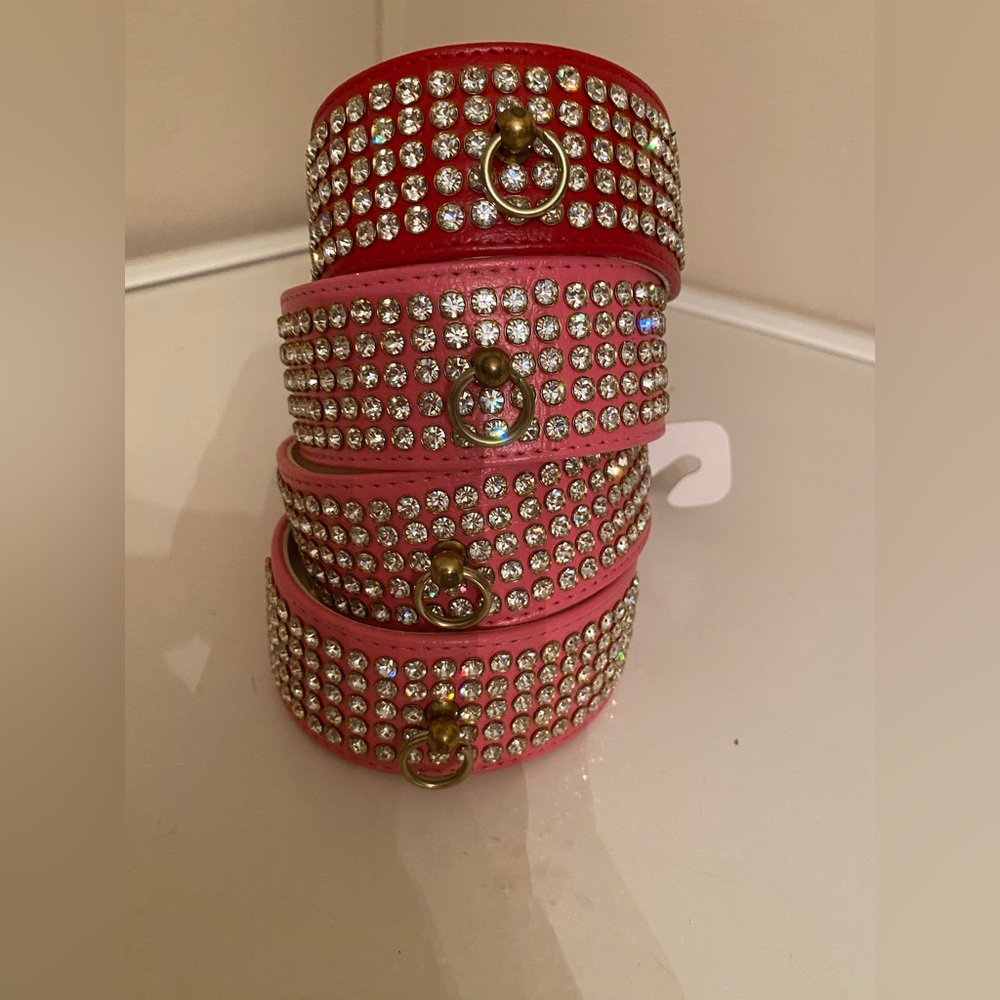 Dog collar with rhinestones.
ONE collar 14” collar fits a 12” neck. 1 Red 3 Pink